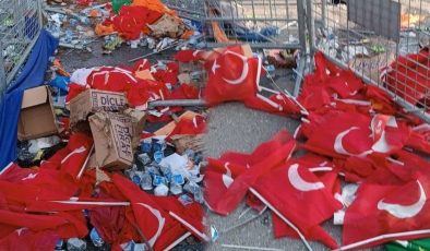 Erdoğan’ın mitinginin ardından Türk bayrakları yerlere atıldı