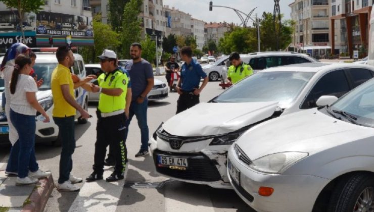 Eşi kaza yaptı; ‘Arabam gitti’ diyerek otomobili tekmeledi