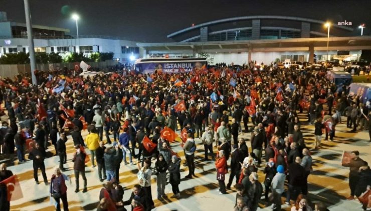 İstanbullular, İmamoğlu’nu karşılamak için havalimanına akın etti