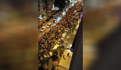 İzmir’de ‘demokrasi’ yürüyüşü