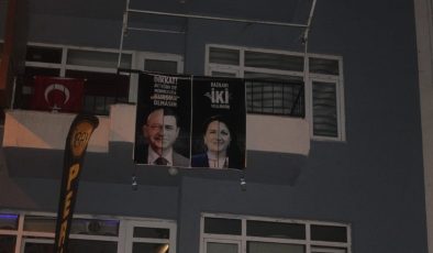 Kılıçdaroğlu ve Akşener afişini haber yapan gazeteciyi darp ettiler