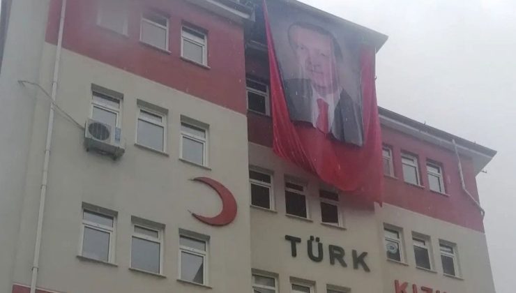 Kızılay binasında Türk Bayrağı’nın üstüne Erdoğan posteri asıldı