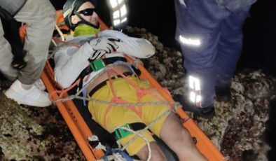 Paraşütüyle kayalıklara çakılan turist saatler sonra kurtarıldı