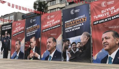 Seçim kurulu kararına rağmen Erdoğan’ın afişlerini kaldırmadılar