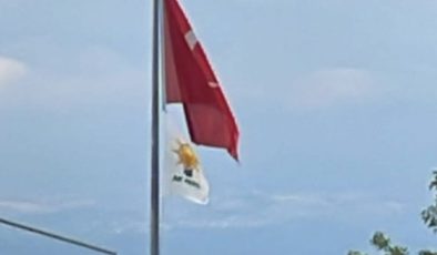 Türk bayrağı indirildi AKP bayrağı asılı kaldı!