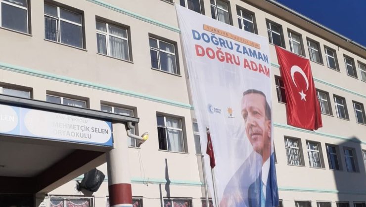 Van’da okula AKP logolu Erdoğan posteri asıldı