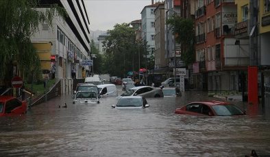 Ankara’yı sağanak yağış vurdu: Vatandaşlar araçlarda mahsur kaldı