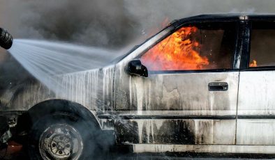 Demirhan’da elektrik aksamları kısa devre yapan araç yandı