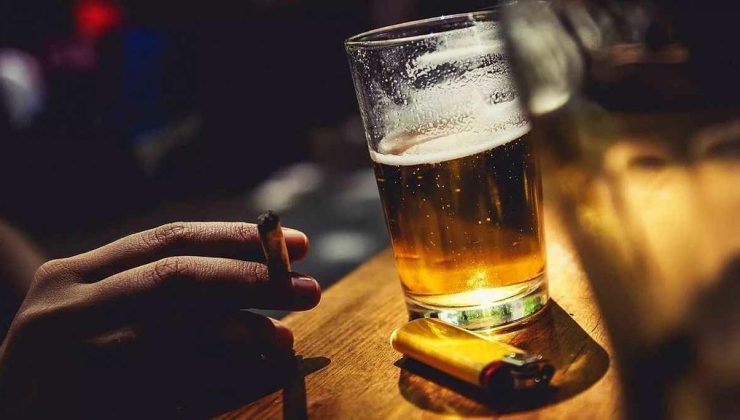 Geç uyuyan insanların sigara ve alkol tüketimi daha erken ölüm getiriyor