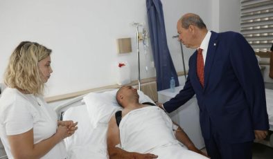 Tatar’dan yaralanan motosikletli polis memuruna hastanede ziyaret