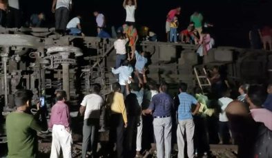 Hindistan’da tren kazası: En az 50 kişi öldü
