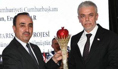 Tatar’a hem “Türk Dünyası Onursal Başkanlığı” hem de “Kızıl Elma” ödülü