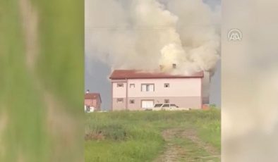 Ankara’da 3 katlı binanın çatısına yıldırım isabet etti, yangın çıktı