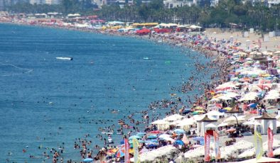 Antalya’da bayramın üçüncü günü de sahiller dolup taştı