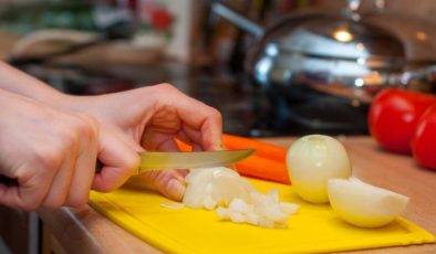 Birçok mutfakta var… ‘Plastik kesme tahtası’ tehlikesine dikkat