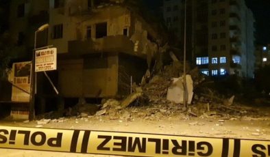 Depremde hasar görüp yıkımına başlanan 7 katlı bina çöktü