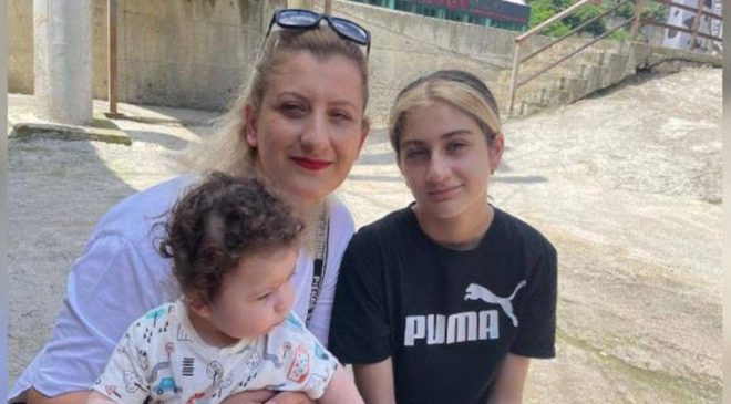 Fransa’da öldürülen anne ve 2 çocuğu Trabzon’da toprağa verildi