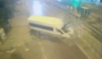 İstanbul’da servis minibüsü duvara böyle çarptı