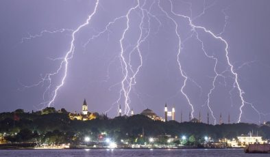 İstanbul’da şimşekli ve yağmurlu gece