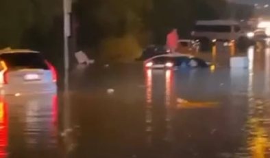 İzmir’de çok sayıda araç sele kapıldı