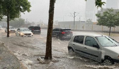 İzmir’de sağanak: Yağış hızlı geldi, yollar göle döndü