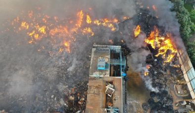 Manisa’da fabrika yangını saatlerdir söndürülemiyor…
