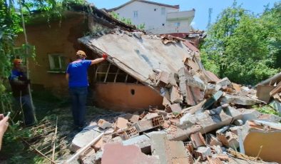 Metruk evdeki yıkımda sundurma çöktü: 2 kişi hayatını kaybetti