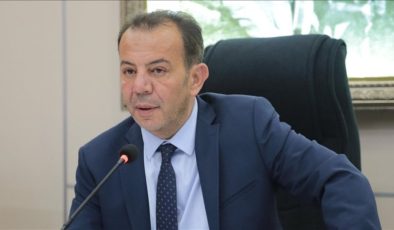 Tanju Özcan, CHP’ye yeniden üye oldu