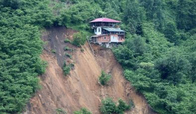 Trabzon’da heyelan nedeniyle 3 ev boşaltıldı