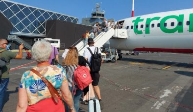 Türkiye’ye gelen uçak, iki sarhoş yolcu nedeniyle Yunanistan’a acil iniş yaptı