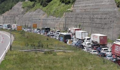 14 araç birbirine girdi! İstanbul yönü ulaşıma kapandı