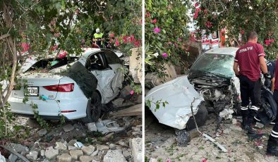 Çatalköy’de bahçe duvarına çarptı, araç içerisinde sıkıştı