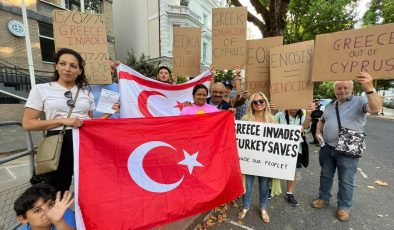 Kıbrıslı Türkler, Yunanistan’ın Londra Büyükelçiliği önünde gösteri yaptı