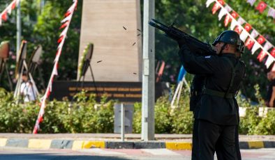 20 Temmuz kutlanıyor… Lefkoşa’daki ilk tören Şehitler Anıtı önünde düzenlendi