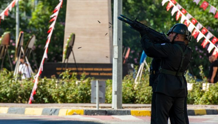 20 Temmuz kutlanıyor… Lefkoşa’daki ilk tören Şehitler Anıtı önünde düzenlendi