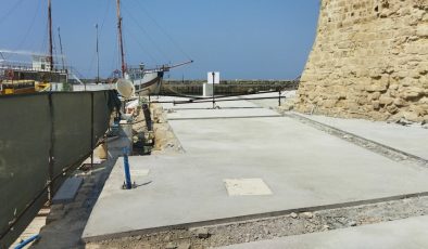 Girne Antik Liman zeminine parke taşı döşenmesi için betonlar sökülüyor