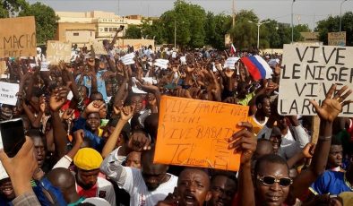 Nijer’de darbe destekçileri cuntanın çağrısıyla sokağa indi