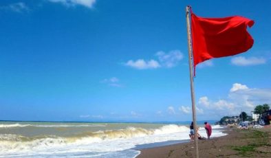 Akçakoca’da denize girmek yasaklandı, bayrağı gören evine döndü