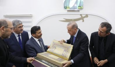 Cumhurbaşkanı Erdoğan cemevini ziyaret etti