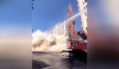 Diyarbakır’da ağır hasarlı 8 katlı bina yıkım sırasında çöktü