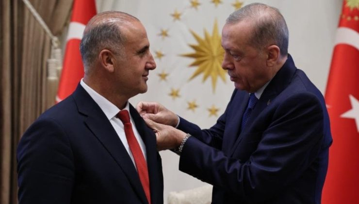 İYİ Parti’den istifa edip AKP’ye katılan Kaya’nın rozetini Erdoğan taktı