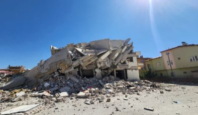 Kahramanmaraş’ta 4 büyüklüğünde deprem! Ağır hasarlı bina yıkıldı