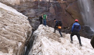Kayıp 2 kişi için buzul ve mağaralarda tecrübeli 12 kişilik ekip de aramaya katıldı