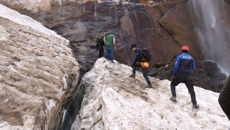 Kayıp 2 kişi için buzul ve mağaralarda tecrübeli 12 kişilik ekip de aramaya katıldı