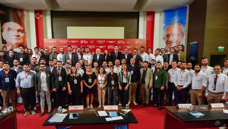 Kılıçdaroğlu, gençlik kolları il başkanlarıyla bir araya geldi