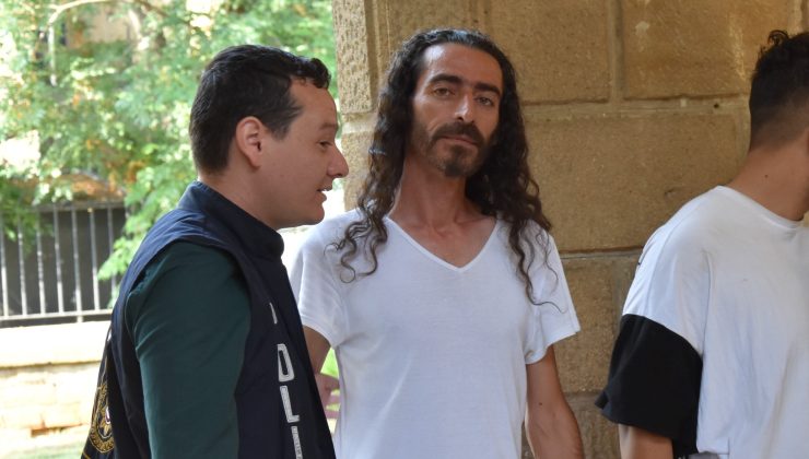 Bıçak gösterip “boğazını keserim” dedi