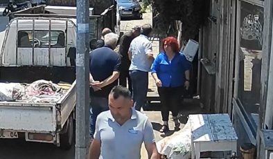 MHP’li kadın yönetici, telefonunu çaldığını iddia ettiği yaşlı adamı tartakladı