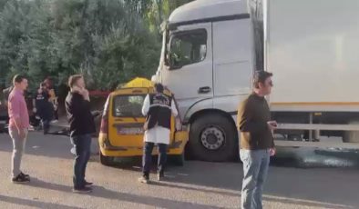 Sivas’ta kamyon ile ticari taksi çarpıştı: 4 ölü