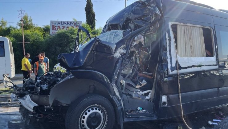 Tur minibüsü TIR’a çarptı: 2 ölü 12 yaralı