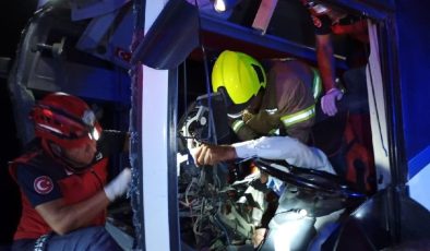 Yolcu otobüsü beton mikserine çarptı: 44 yaralı